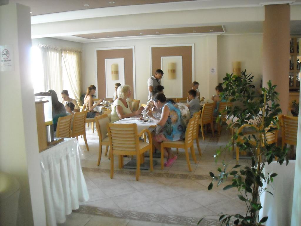 Iris Hotel Nea Kallikrateia Extérieur photo